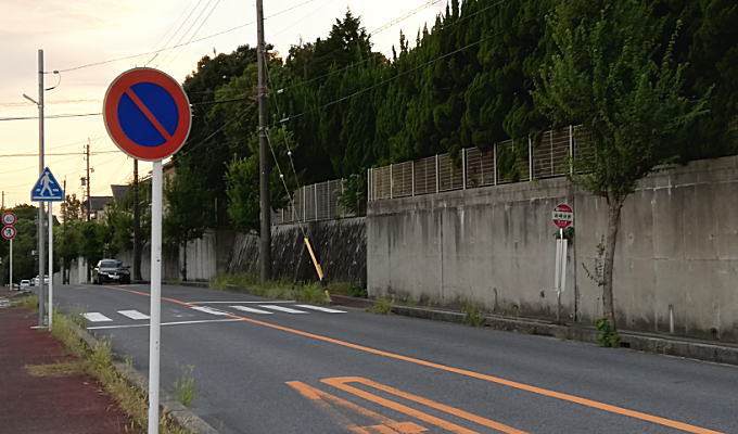 バス停付近の横断歩道