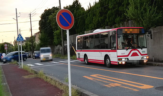 バスが停車し乗客が下車