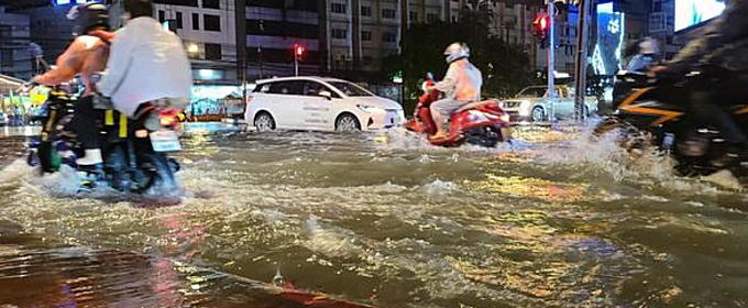 豪雨にり道路が冠水した写真
