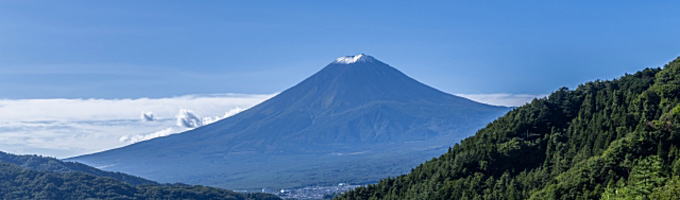 御坂みちから見た富士山の初冠雪の写真です。