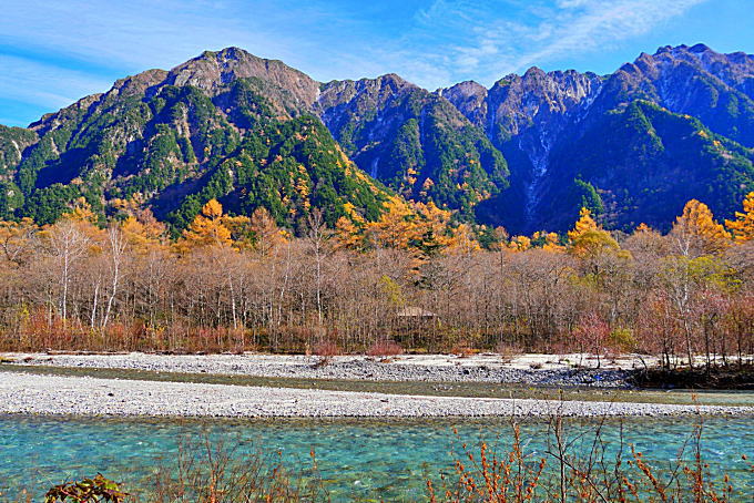 上高地の山々を彩る紅葉の写真です。紅葉の見ごろは10月中旬～10月下旬です。