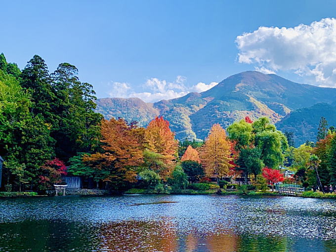 九州（大分・湯布院）の金鱗湖（きりんこ）と美しい紅葉写真です。